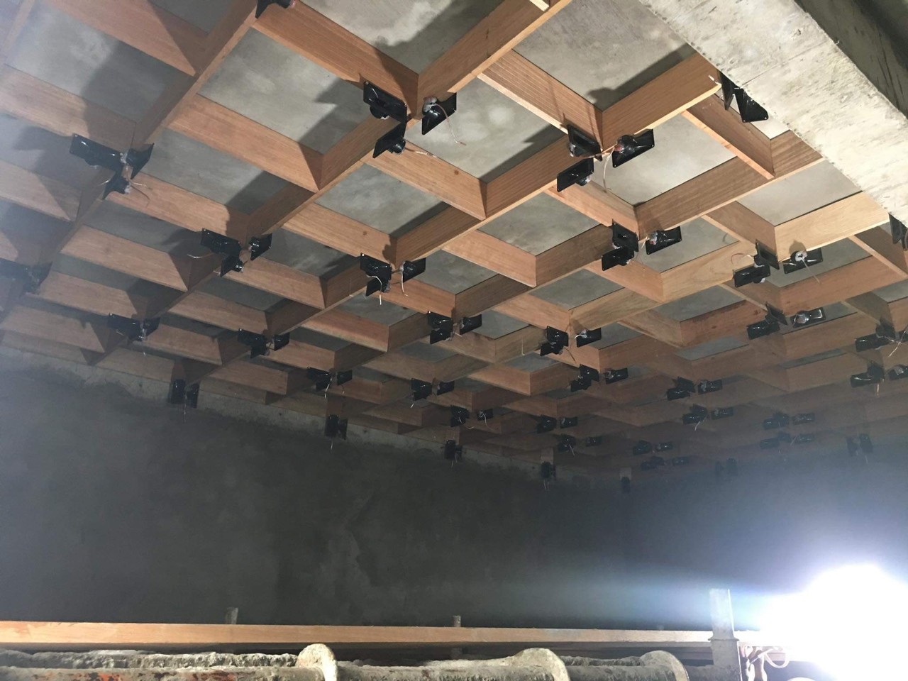 Loa dẫn được lắp đặt trong nhà yến